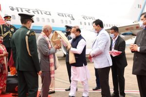 गुवाहाटी, 25 फरवरी (हि.स.)। राष्ट्रपति रामनाथ कोविन्द शुक्रवार को असम के तीन दिवसीय दौरे पर गुवाहाटी पहुंचे। बोरझार हवाई अड्डे पर राज्यपाल प्रो. जगदीश मुखी और मुख्यमंत्री डॉ. हिमंत बिस्वा सरमा ने राष्ट्रपति का स्वागत किया।    राष्ट्रपति हवाई अड्डे से सीधे मां कामाख्या के दर्शन करने पहुंचेंगे। शाम को पांजाबारी स्थित श्रीमंत शंकरदवे कलाक्षेत्र में आहोम सेनानी लाचित बोरफूकन के 400वीं जयंती पूर्ण होने पर वर्ष भर चलने वाले कार्यक्रम का शुभारंभ करेंगे। साथ ही युद्ध स्मारक और लाचित बोरफूकन मैदाम के सौंदर्यकरण और मरम्मत कार्यक्रम की आधारशिला रखेंगे।  राष्ट्रपति कोविन्द 26 फरवरी को तेजपुर विश्वविद्यालय के दीक्षांत समारोह में हिस्सा लेंगे। इसके अलावा राष्ट्रीय उद्यान काजीरंगा के संरक्षण के लिए उठाए गए नए कदमों के संदर्भ में चर्चा करेंगे। 27 फरवरी को राष्ट्रपति नई दिल्ली रवाना होंगे।