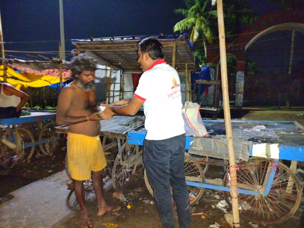 लोग-परिवार-संग-घूम-रहे-थे-मेला-टीम-साईं-की-रसोई-फुटपाथ-पर-बांट-रही-थी-खाना