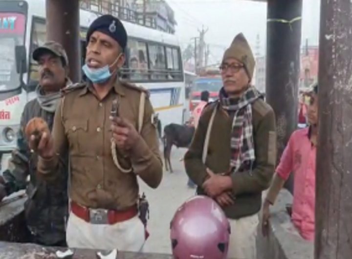 ढाका थाना के दारोगा अनोखे तरीके से बता रहे है हेलमेट पहनने के फायदे