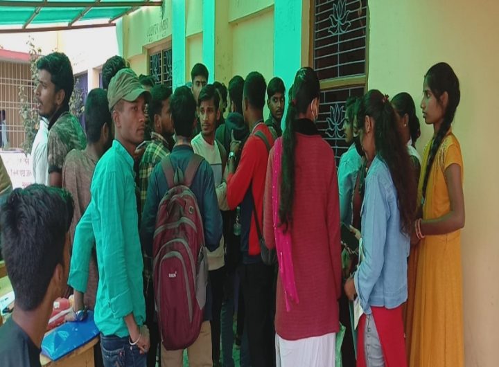 एके गोपाल कॉलेज मे छात्रों से अधिक फीस लिए जाने के विरोध में एबीवीपी कार्यकर्ताओं का प्रदर्शन