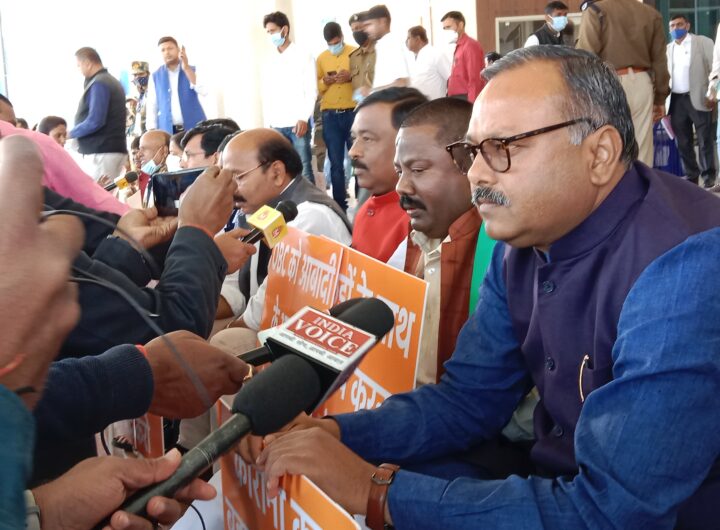 ओबीसी आरक्षण की मांग पर भाजपा विधायकों ने सदन में की नारेबाजी