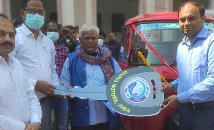 भोजपुर के डीएम रोशन कुशवाहा ने मत्स्य वितरण के लिए किसानों को बांटे वाहन