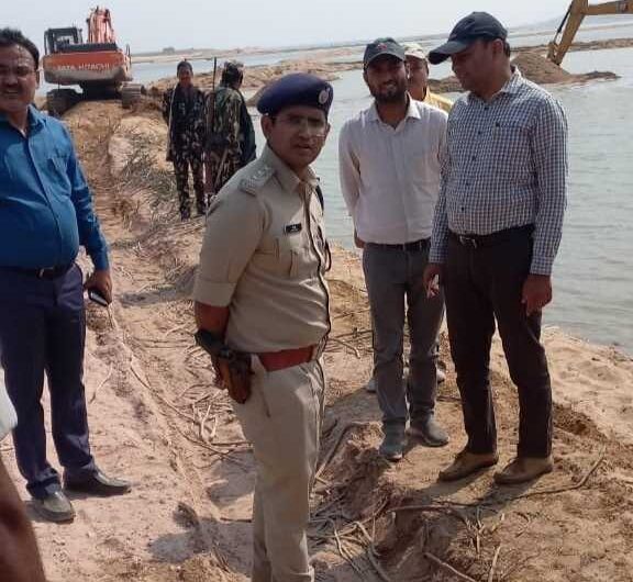 भोजपुर के बालू घाटों का डीएम रोशन कुशवाहा ने लिया जायजा,अवैध बालू के धंधे में जुटे संवेदकों पर कराया एफआईआर