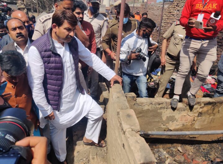 दिल्ली में आग: मनोज तिवारी ने की मृतकों के आश्रितों को एक-एक करोड़ रुपये देने की मांग