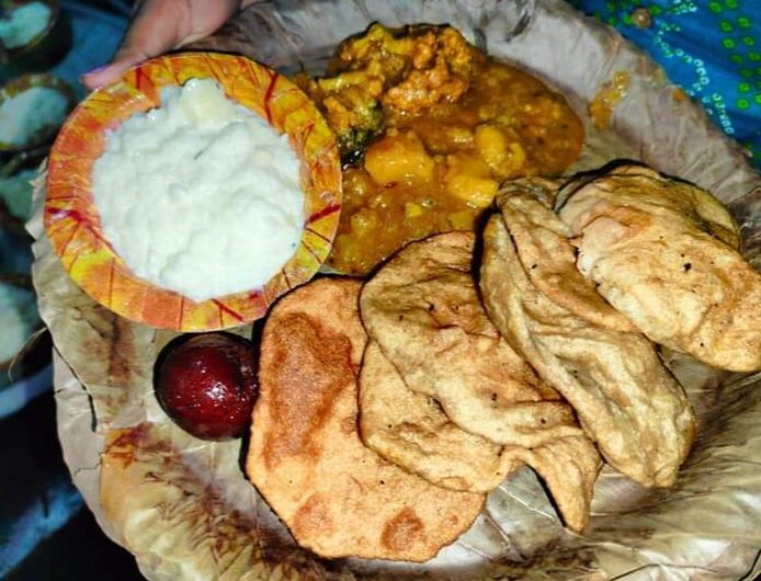 लोग-परिवार-संग-घूम-रहे-थे-मेला-टीम-साईं-की-रसोई-फुटपाथ-पर-बांट-रही-थी-खाना